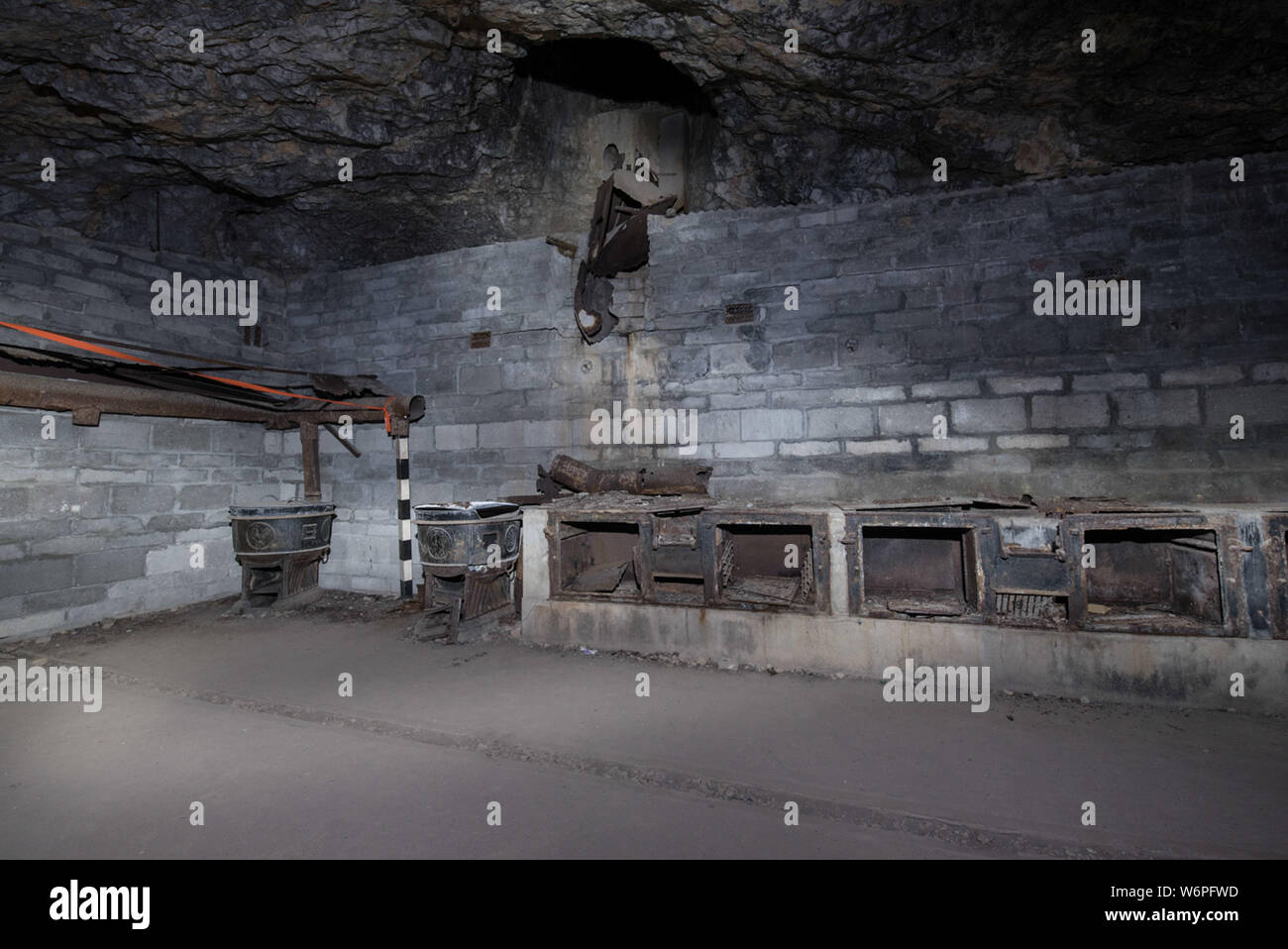 Gibraltar, Europa, März 2016. Unterhalb der Felsen von Gibraltar liegt der Great North Road, ein Tunnelsystem, die im zweiten Weltkrieg gebaut wurde, verbindet sich mit dem 18. Jahrhundert Great Siege Tunnels und Fosse Way Tunnel. Um zu helfen, die Macht der Bereich war die Generierung von Calpe entfernt und ganz am Ende (Norden) des Great North Road Tunnel ist das WWII Hospital. Der Eingang ist an Maida Vale, außen Strassennamen an Kreuzungen werden gespiegelt auf vielen innerhalb von Teilen. So fährt die Straße hinunter nach Calpe Loch Elektrizitätswerk, ein großes U-power station. Stockfoto