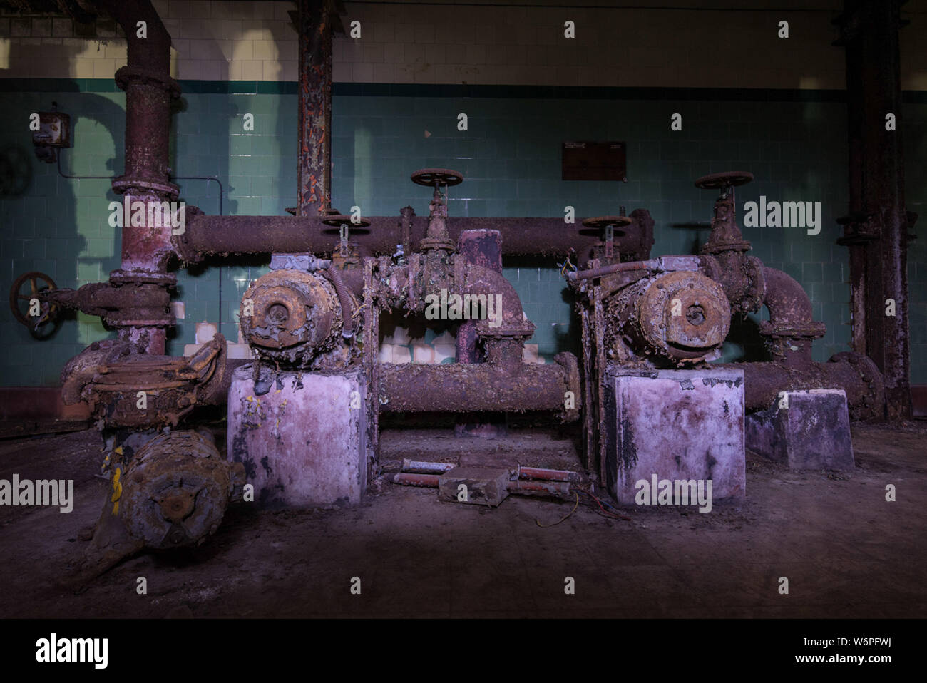 Gibraltar, Europa, März 2016. Unterhalb der Felsen von Gibraltar liegt der Great North Road, ein Tunnelsystem, die im zweiten Weltkrieg gebaut wurde, verbindet sich mit dem 18. Jahrhundert Great Siege Tunnels und Fosse Way Tunnel. Um zu helfen, die Macht der Bereich war die Generierung von Calpe entfernt und ganz am Ende (Norden) des Great North Road Tunnel ist das WWII Hospital. Der Eingang ist an Maida Vale, außen Strassennamen an Kreuzungen werden gespiegelt auf vielen innerhalb von Teilen. So fährt die Straße hinunter nach Calpe Loch Elektrizitätswerk, ein großes U-power station. Stockfoto