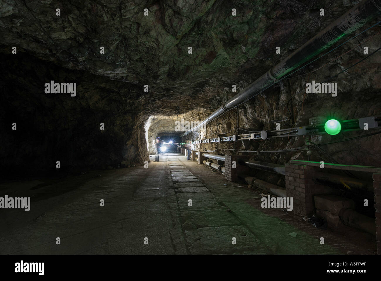 Gibraltar, Europa, März 2016. Unterhalb der Felsen von Gibraltar liegt der Great North Road, ein Tunnelsystem, die im zweiten Weltkrieg gebaut wurde, verbindet sich mit dem 18. Jahrhundert Great Siege Tunnels und Fosse Way Tunnel. Um zu helfen, die Macht der Bereich war die Generierung von Calpe entfernt und ganz am Ende (Norden) des Great North Road Tunnel ist das WWII Hospital. Der Eingang ist an Maida Vale, außen Strassennamen an Kreuzungen werden gespiegelt auf vielen innerhalb von Teilen. So fährt die Straße hinunter nach Calpe Loch Elektrizitätswerk, ein großes U-power station. Stockfoto