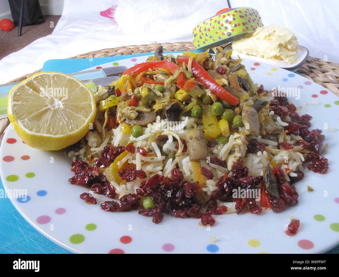 Asiatische Lebensmittel Reis mit Hähnchen und Polo mit Zitrone sehr lecker zereshk Mix Stockfoto