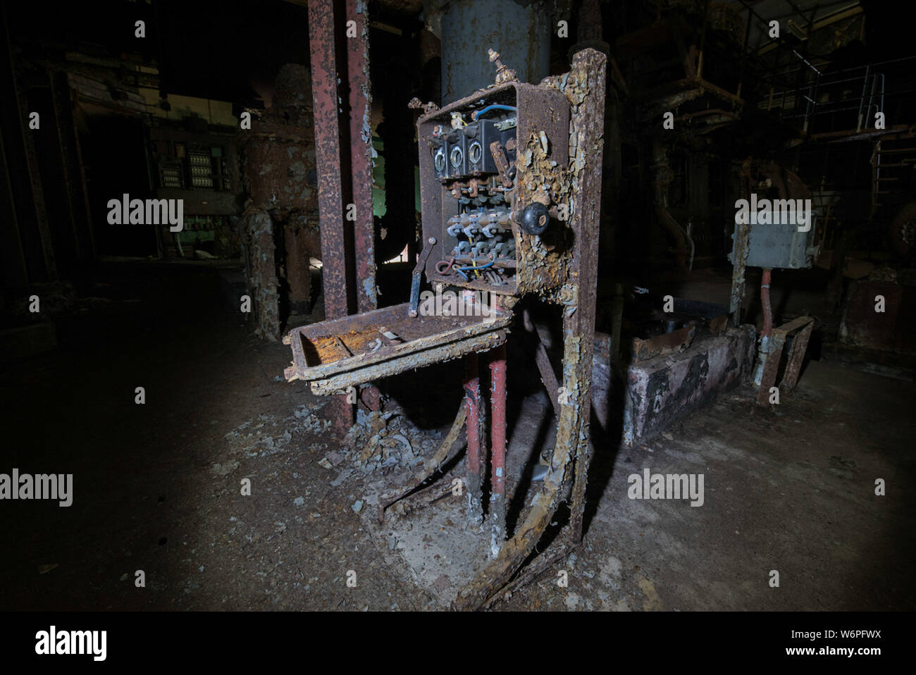 Gibraltar, Europa, März 2016. Unterhalb der Felsen von Gibraltar liegt der Great North Road, ein Tunnelsystem, die im zweiten Weltkrieg gebaut wurde, verbindet sich mit dem 18. Jahrhundert Great Siege Tunnels und Fosse Way Tunnel. Um zu helfen, die Macht der Bereich war die Generierung von Calpe entfernt und ganz am Ende (Norden) des Great North Road Tunnel ist das WWII Hospital. Der Eingang ist an Maida Vale, außen Strassennamen an Kreuzungen werden gespiegelt auf vielen innerhalb von Teilen. So fährt die Straße hinunter nach Calpe Loch Elektrizitätswerk, ein großes U-power station. Stockfoto