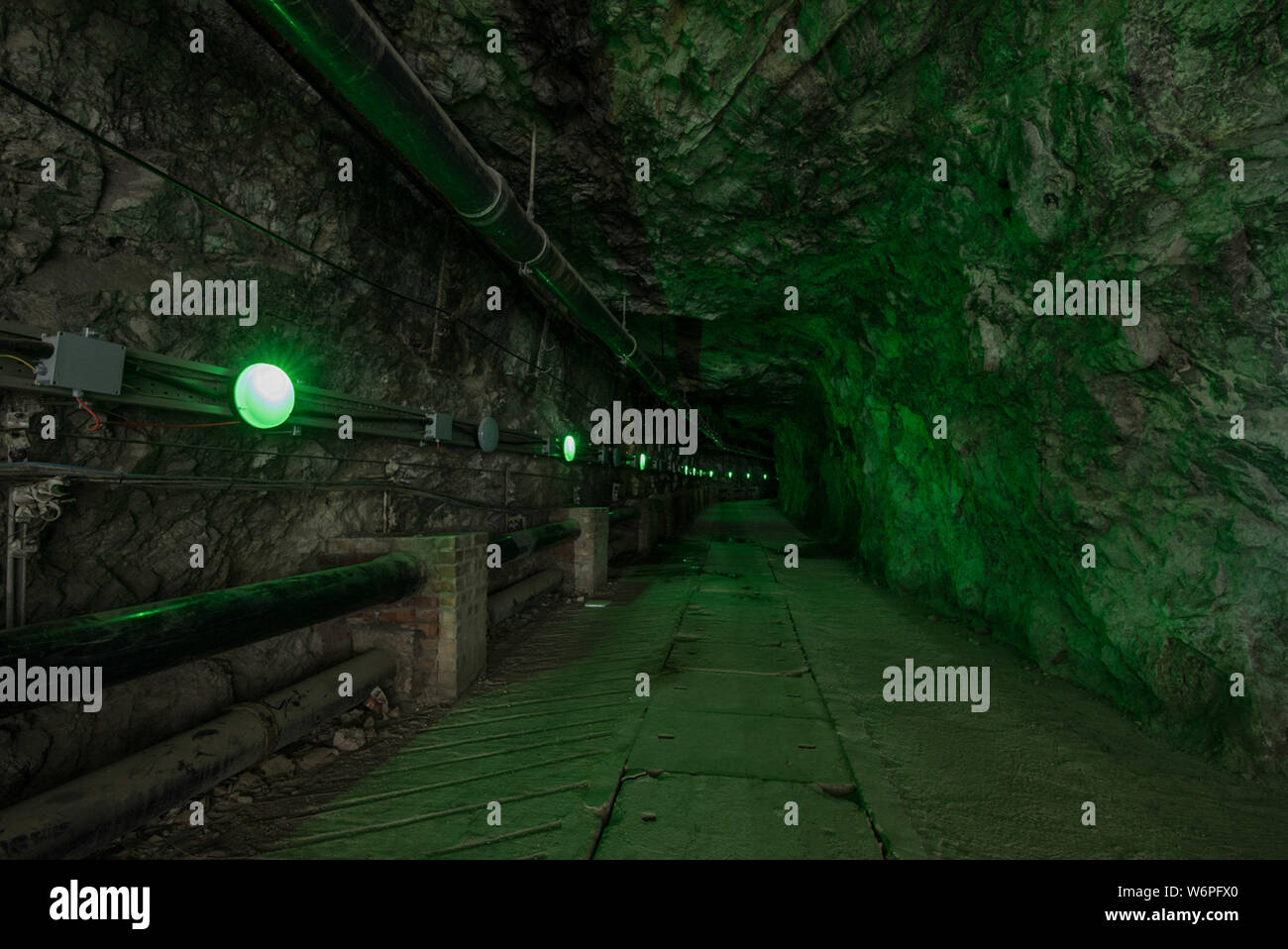 Gibraltar, Europa, März 2016. Unterhalb der Felsen von Gibraltar liegt der Great North Road, ein Tunnelsystem, die im zweiten Weltkrieg gebaut wurde, verbindet sich mit dem 18. Jahrhundert Great Siege Tunnels und Fosse Way Tunnel. Um zu helfen, die Macht der Bereich war die Generierung von Calpe entfernt und ganz am Ende (Norden) des Great North Road Tunnel ist das WWII Hospital. Der Eingang ist an Maida Vale, außen Strassennamen an Kreuzungen werden gespiegelt auf vielen innerhalb von Teilen. So fährt die Straße hinunter nach Calpe Loch Elektrizitätswerk, ein großes U-power station. Stockfoto