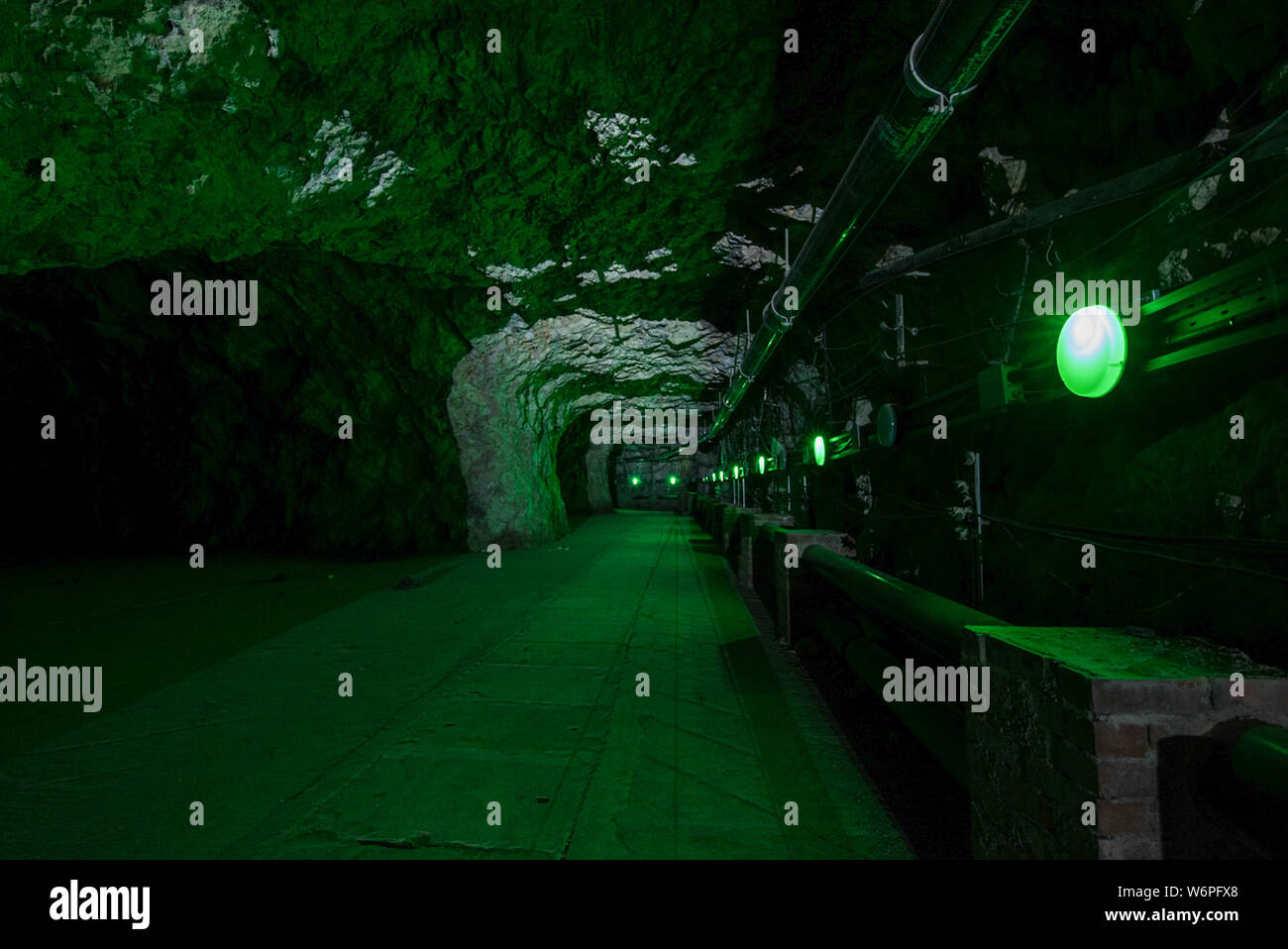 Gibraltar, Europa, März 2016. Unterhalb der Felsen von Gibraltar liegt der Great North Road, ein Tunnelsystem, die im zweiten Weltkrieg gebaut wurde, verbindet sich mit dem 18. Jahrhundert Great Siege Tunnels und Fosse Way Tunnel. Um zu helfen, die Macht der Bereich war die Generierung von Calpe entfernt und ganz am Ende (Norden) des Great North Road Tunnel ist das WWII Hospital. Der Eingang ist an Maida Vale, außen Strassennamen an Kreuzungen werden gespiegelt auf vielen innerhalb von Teilen. So fährt die Straße hinunter nach Calpe Loch Elektrizitätswerk, ein großes U-power station. Stockfoto