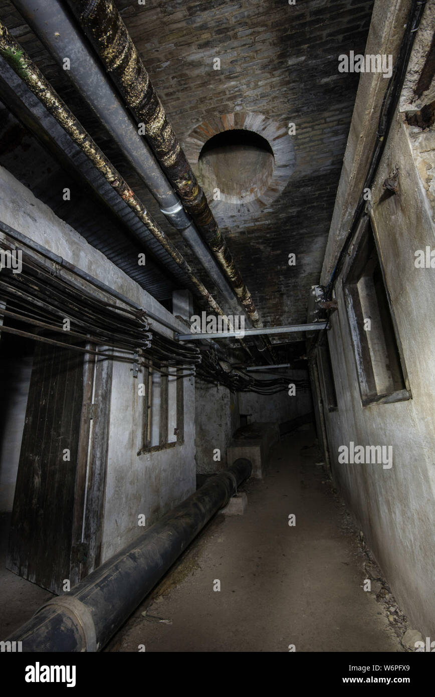 Gibraltar, Europa, März 2016. Unterhalb der Felsen von Gibraltar liegt der Great North Road, ein Tunnelsystem, die im zweiten Weltkrieg gebaut wurde, verbindet sich mit dem 18. Jahrhundert Great Siege Tunnels und Fosse Way Tunnel. Um zu helfen, die Macht der Bereich war die Generierung von Calpe entfernt und ganz am Ende (Norden) des Great North Road Tunnel ist das WWII Hospital. Der Eingang ist an Maida Vale, außen Strassennamen an Kreuzungen werden gespiegelt auf vielen innerhalb von Teilen. So fährt die Straße hinunter nach Calpe Loch Elektrizitätswerk, ein großes U-power station. Stockfoto