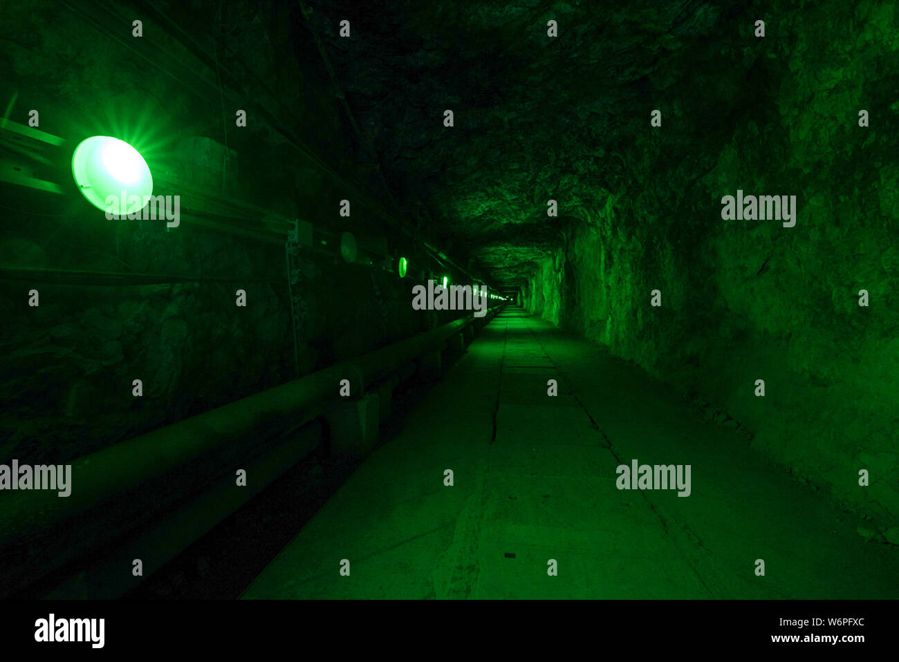 Gibraltar, Europa, März 2016. Unterhalb der Felsen von Gibraltar liegt der Great North Road, ein Tunnelsystem, die im zweiten Weltkrieg gebaut wurde, verbindet sich mit dem 18. Jahrhundert Great Siege Tunnels und Fosse Way Tunnel. Um zu helfen, die Macht der Bereich war die Generierung von Calpe entfernt und ganz am Ende (Norden) des Great North Road Tunnel ist das WWII Hospital. Der Eingang ist an Maida Vale, außen Strassennamen an Kreuzungen werden gespiegelt auf vielen innerhalb von Teilen. So fährt die Straße hinunter nach Calpe Loch Elektrizitätswerk, ein großes U-power station. Stockfoto