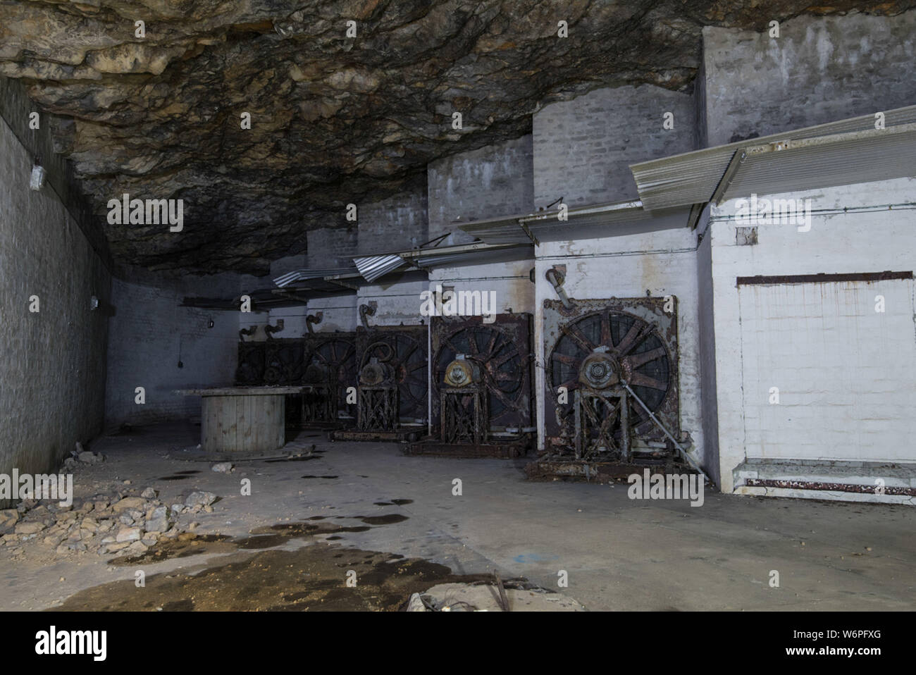Gibraltar, Europa, März 2016. Unterhalb der Felsen von Gibraltar liegt der Great North Road, ein Tunnelsystem, die im zweiten Weltkrieg gebaut wurde, verbindet sich mit dem 18. Jahrhundert Great Siege Tunnels und Fosse Way Tunnel. Um zu helfen, die Macht der Bereich war die Generierung von Calpe entfernt und ganz am Ende (Norden) des Great North Road Tunnel ist das WWII Hospital. Der Eingang ist an Maida Vale, außen Strassennamen an Kreuzungen werden gespiegelt auf vielen innerhalb von Teilen. So fährt die Straße hinunter nach Calpe Loch Elektrizitätswerk, ein großes U-power station. Stockfoto
