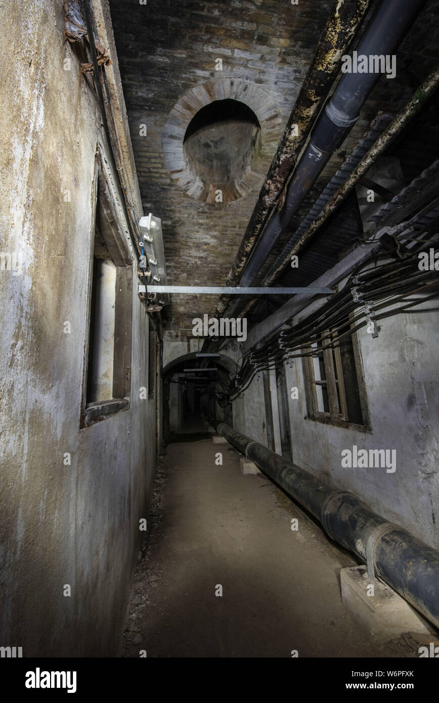 Gibraltar, Europa, März 2016. Unterhalb der Felsen von Gibraltar liegt der Great North Road, ein Tunnelsystem, die im zweiten Weltkrieg gebaut wurde, verbindet sich mit dem 18. Jahrhundert Great Siege Tunnels und Fosse Way Tunnel. Um zu helfen, die Macht der Bereich war die Generierung von Calpe entfernt und ganz am Ende (Norden) des Great North Road Tunnel ist das WWII Hospital. Der Eingang ist an Maida Vale, außen Strassennamen an Kreuzungen werden gespiegelt auf vielen innerhalb von Teilen. So fährt die Straße hinunter nach Calpe Loch Elektrizitätswerk, ein großes U-power station. Stockfoto