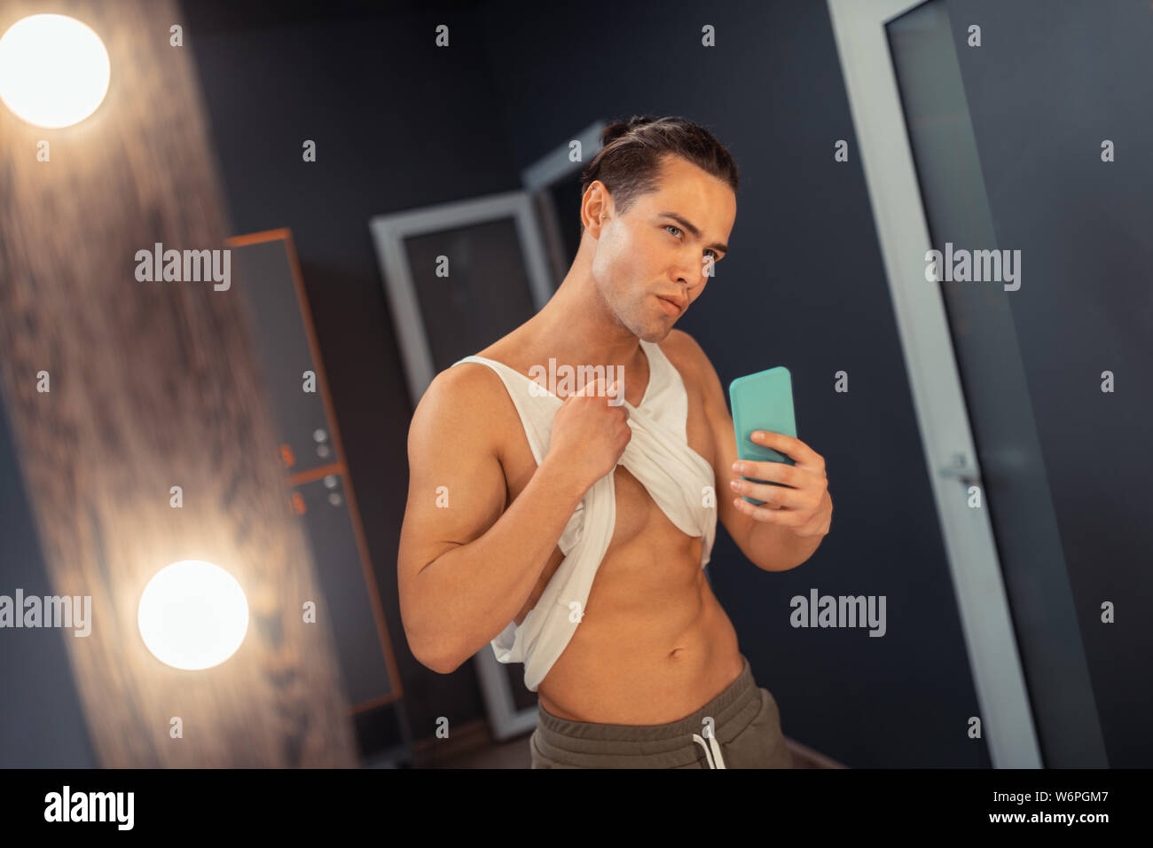 Attraktive passen Mann ein Foto im Spiegel Stockfoto