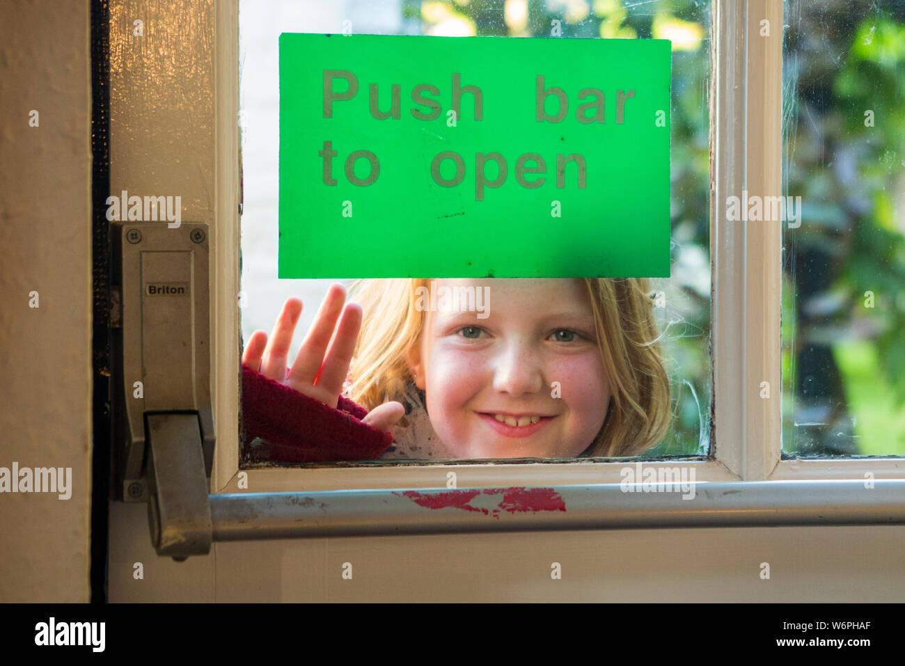 Kind/Kind/Mädchen/außen auf eine Tür mit Schubstange zu öffnen. Großbritannien (110) Stockfoto