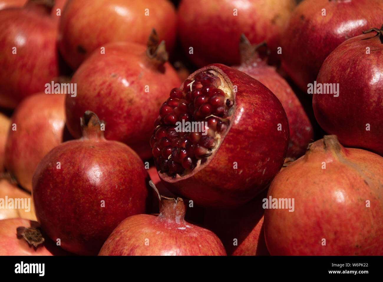Granatäpfel in einem Stapel bereit, Saft, Trapani, Sizilien Stockfoto