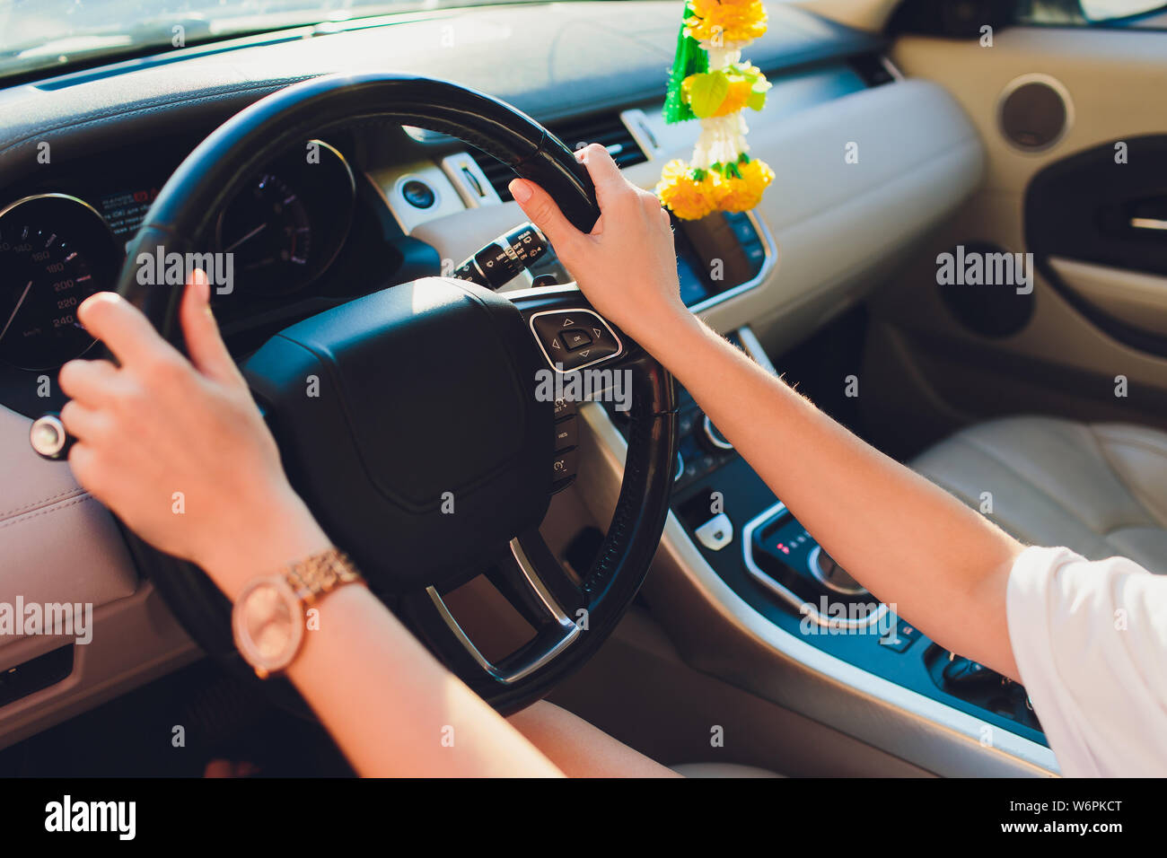 Nahaufnahme der Hand einer Frau, die das Lenkrad eines Autos hält. 14390260  Stock-Photo bei Vecteezy
