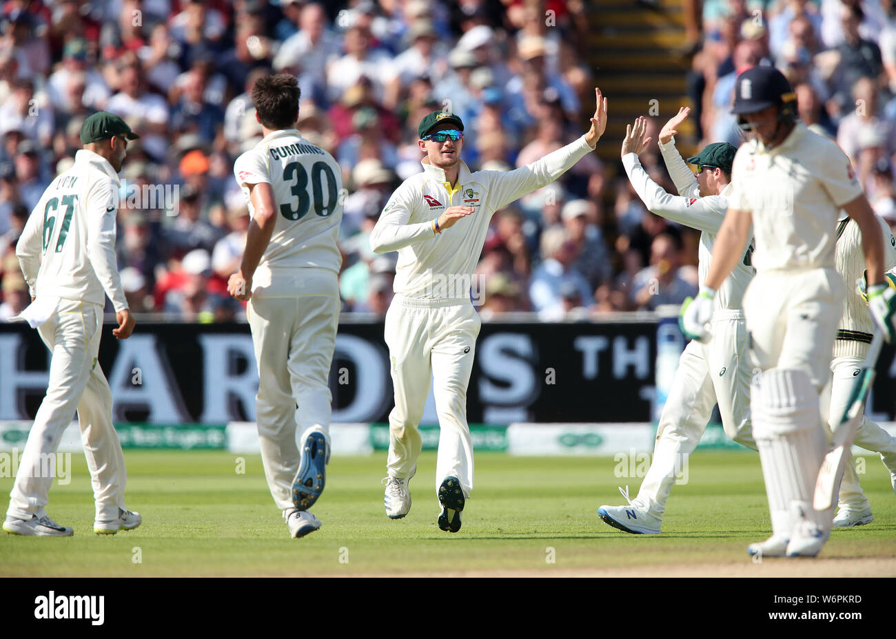 Australiens Cameron Bancroft (Mitte) feiert das Verfangen in England Jos Buttler bei Tag zwei der Asche Test Match bei Edgbaston, Birmingham. Stockfoto