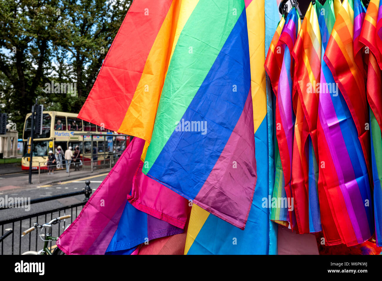 Brighton, Sussex, UK. 2 Aug, 2019. Die Vorbereitungen für dieses Wochenende Stolz feiern in Brighton Credit: Andrew Hasson/Alamy leben Nachrichten Stockfoto