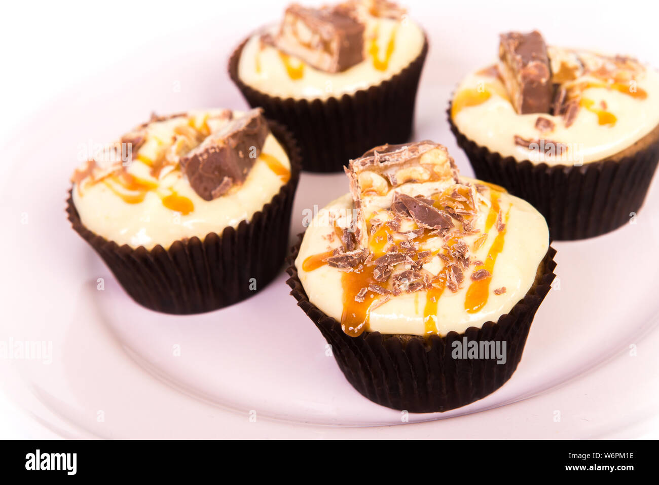 Süße Nachspeise, Kuchen mit Buttercreme auf weißem Hintergrund. Stockfoto
