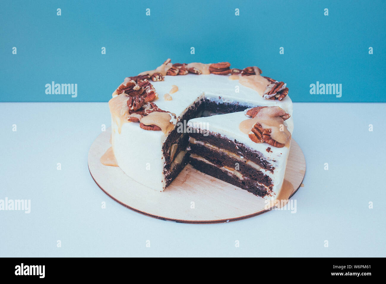 Ein Schnitt von Kuchen mit Sahne auf den Tisch. Stockfoto