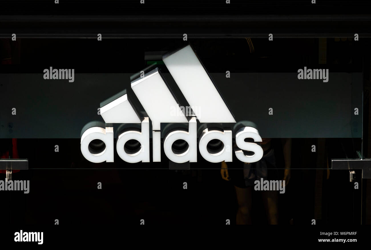 Adidas shop Fenster mit Logo Stockfoto