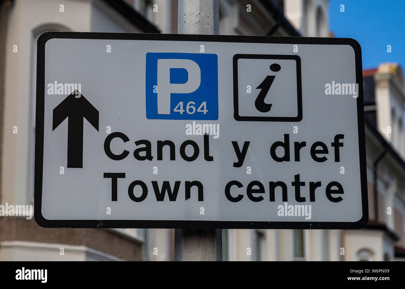 Zweisprachige street Schild parken und das Stadtzentrum in Llandudno Wales Mai 2019 Stockfoto