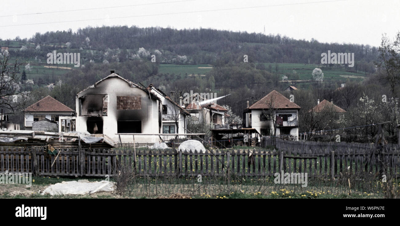 26. April 1993 die ethnischen Säuberungen während des Krieges in Bosnien: verbrannten Häuser und der gestürzte Minarett der Donji Ahmići Moschee, angegriffen von HVO (bosnisch-kroatischen) Kräfte zehn Tage vor. Stockfoto