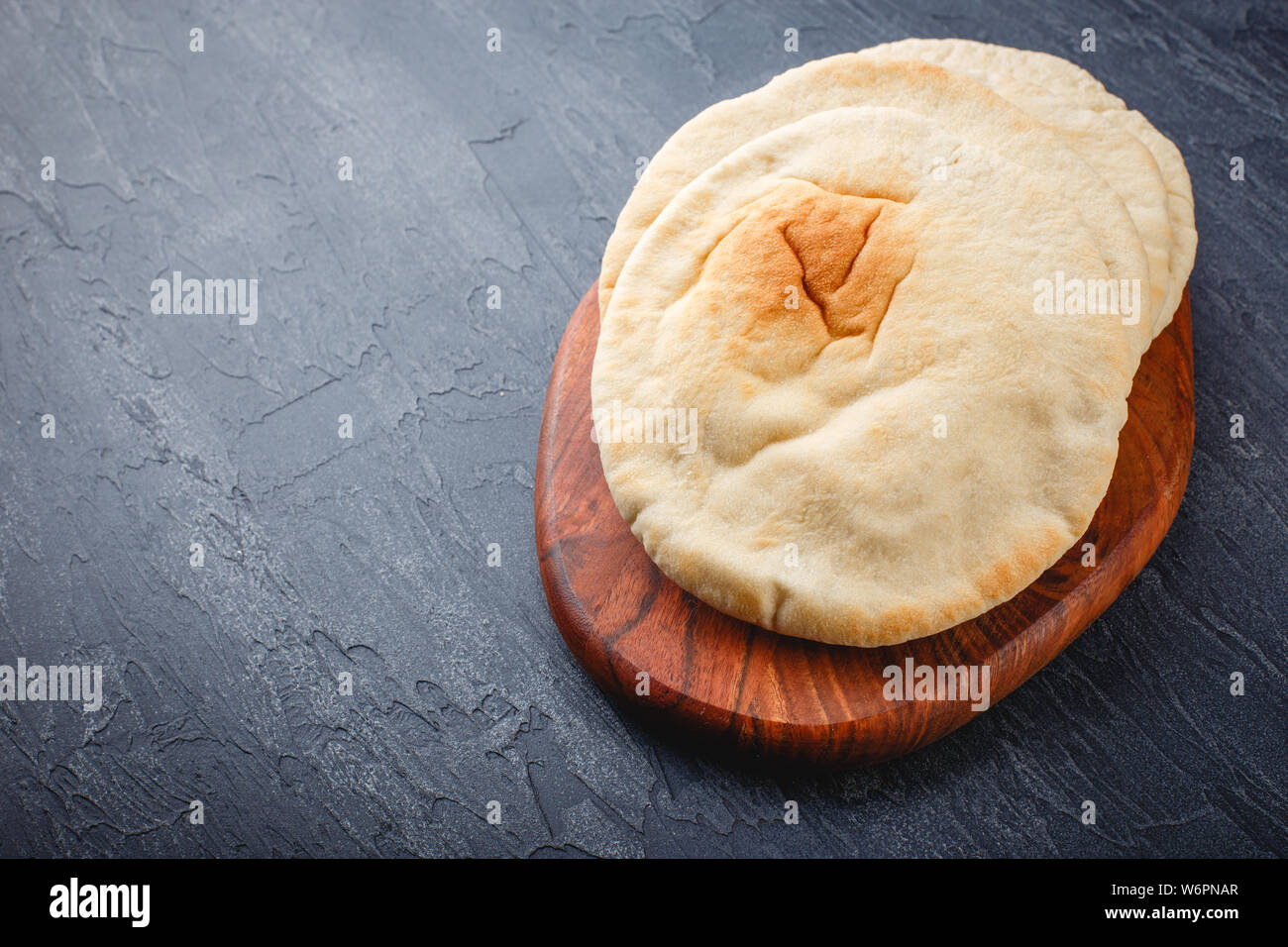 Pita Brot auf Holzbrett, Arabisch Brot, weiche Fladen gebacken. Platz für Text. Stockfoto