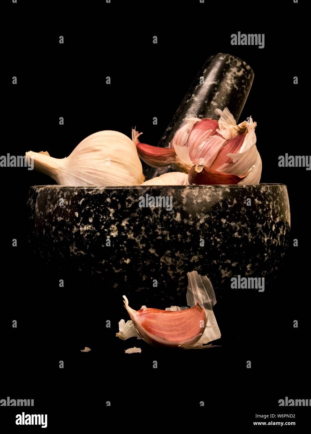 Einfach still life Shot von Knoblauch Zwiebeln in einem Mörser. Stockfoto