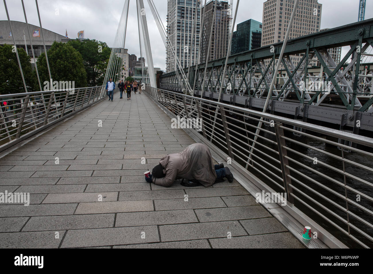 Obdachloser betteln auf Hungerford Bridge Central London-19 Juli 2019 Obdachlosen in der Nähe der Royal Festival Hall in London betteln Stockfoto