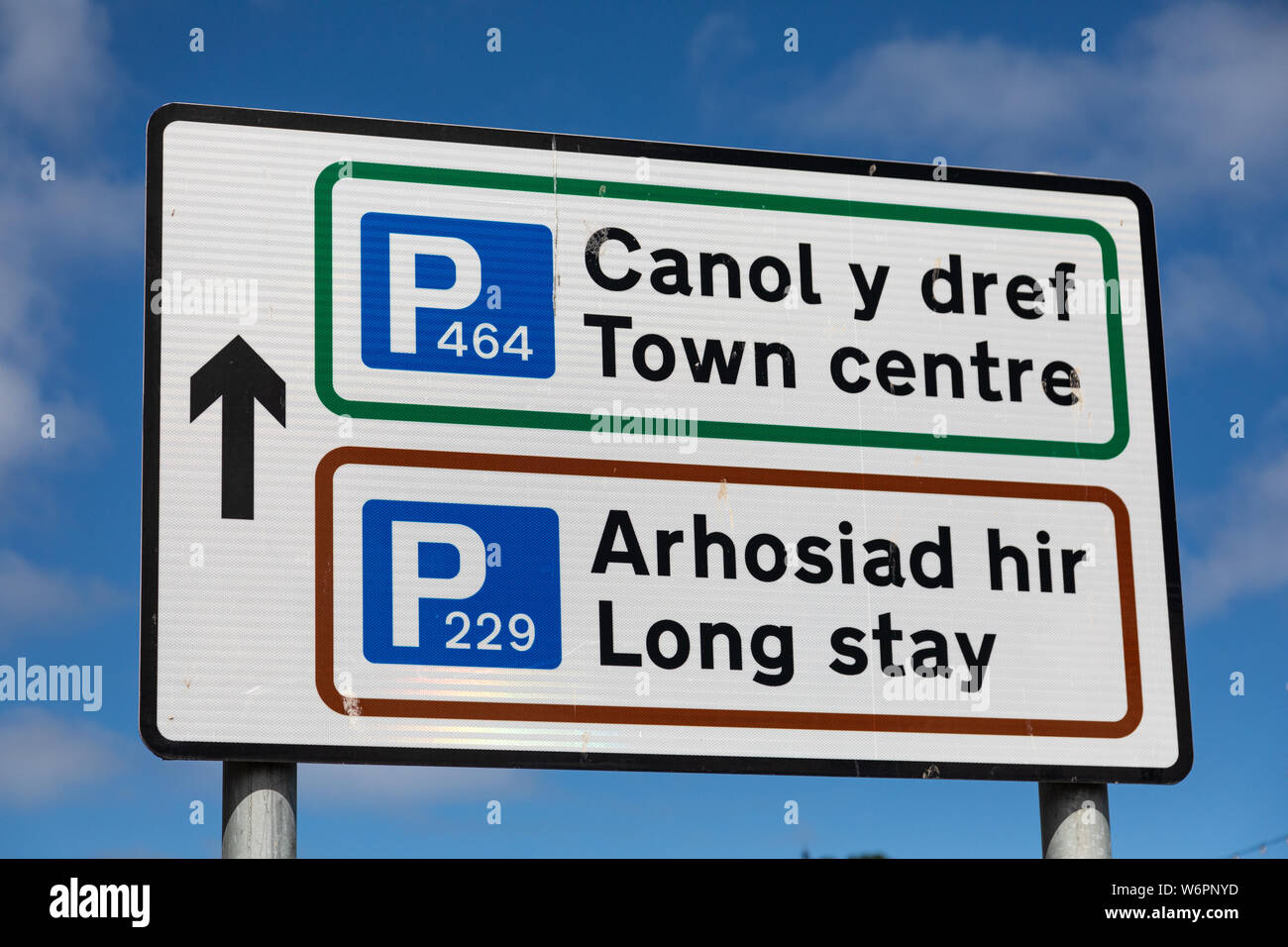 Zweisprachige street Schild Parkplatz Llandudno Wales Mai 2019 Stockfoto