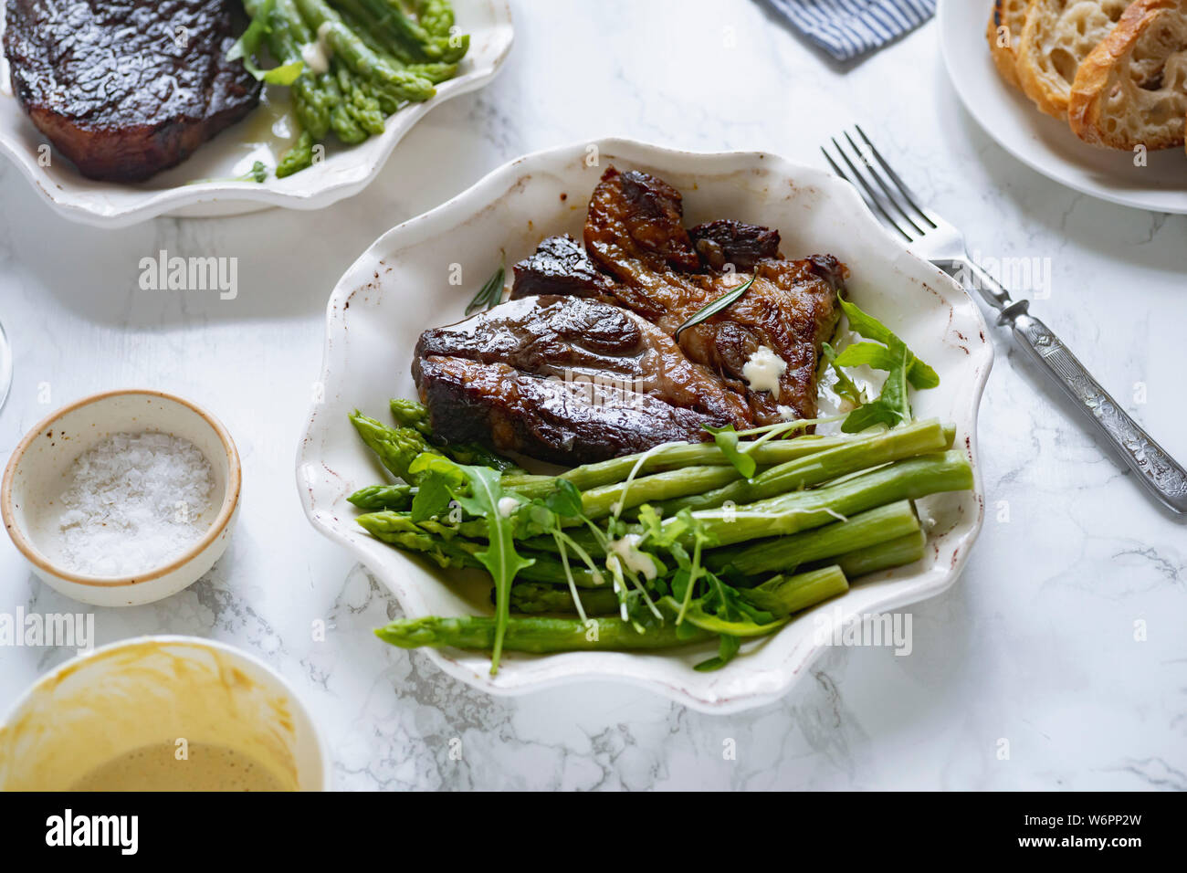Black Angus Prime Beef Steak mit Spargel und Rahm Sauce gekocht. Ansicht von oben Abendessen Bild. Stockfoto