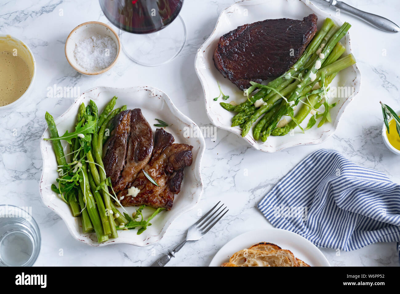 Black Angus Prime Beef Steak mit Spargel und Rahm Sauce gekocht. Ansicht von oben Abendessen Bild. Stockfoto