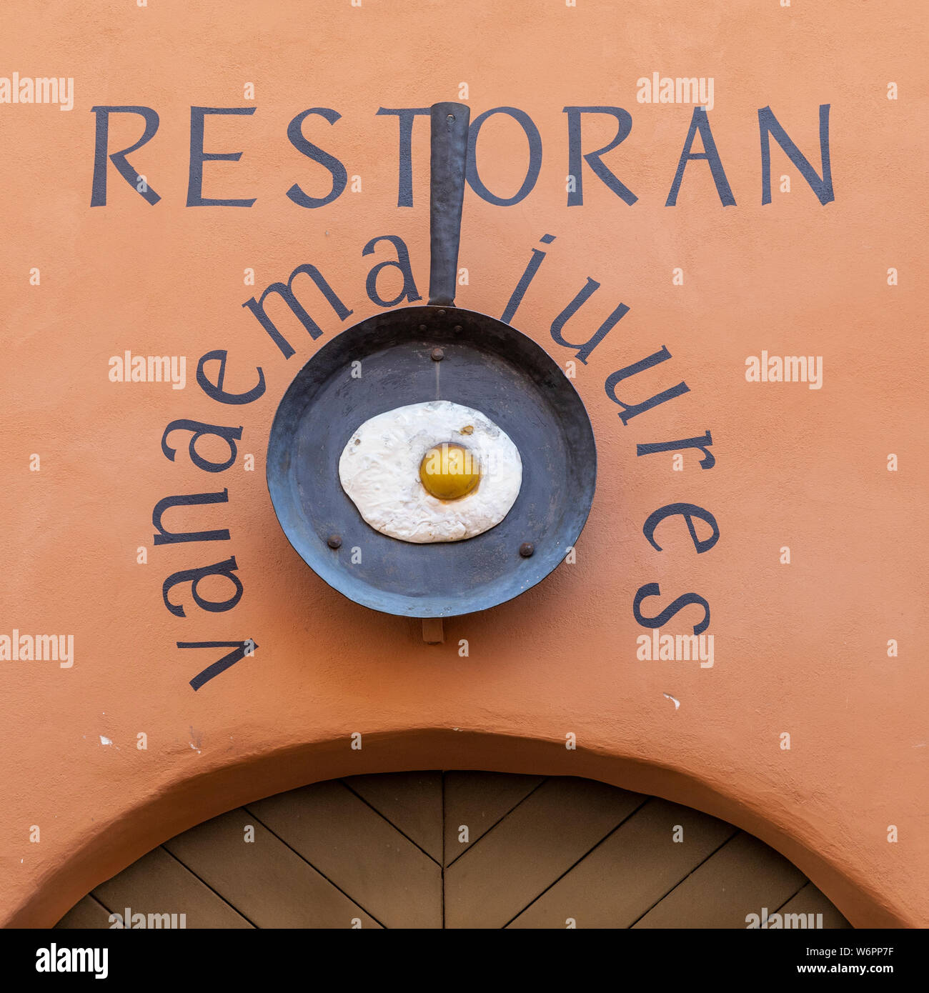 Spiegelei Schild über Eingang "Großmutter" Restaurant, Altstadt Tallinn, Estland Stockfoto