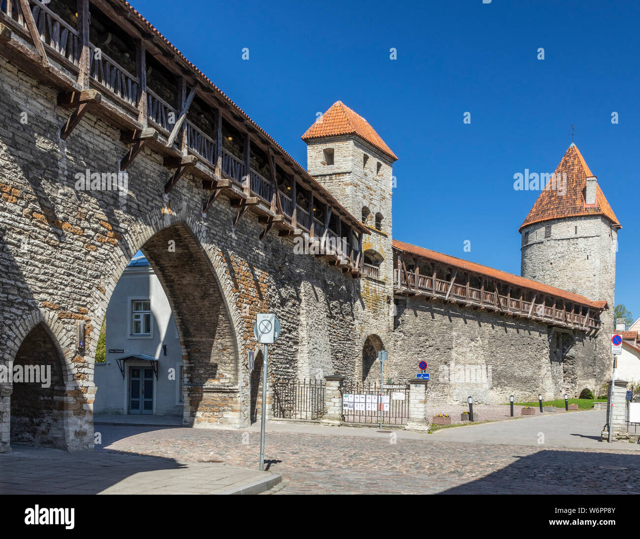 Alte Stadtmauer und Türmen, Tallinn, Estland Stockfoto