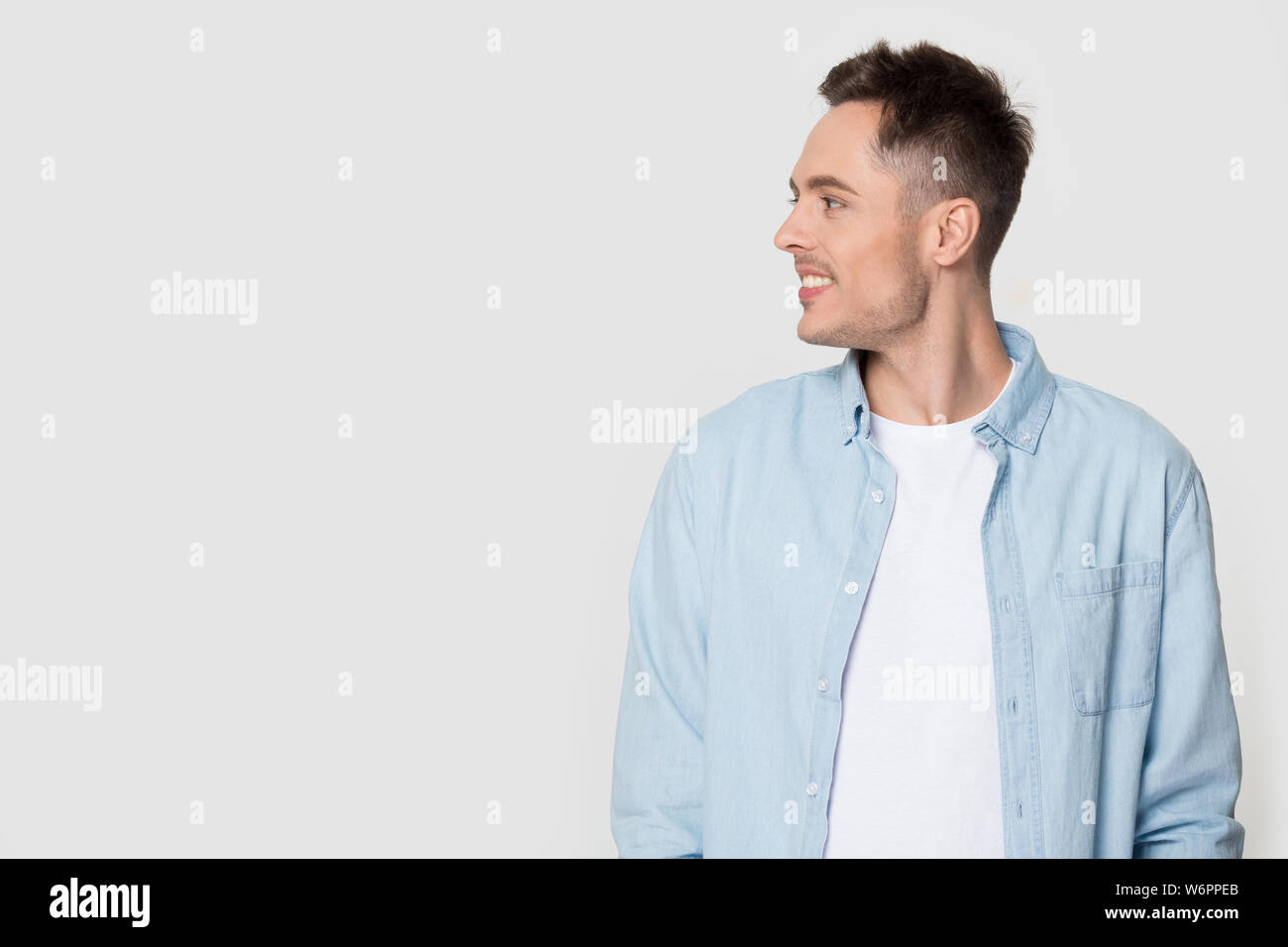 Positiver Mann Seite Profil ansehen Gesicht beiseite auf Copyspace Stockfoto Positiver Mann Seite Profil ansehen Gesicht beiseite auf Copyspace Stockfoto