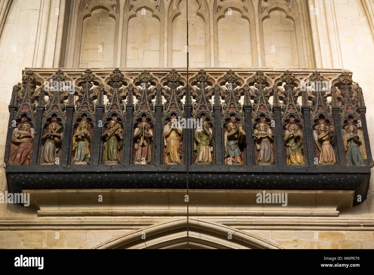 Minstels/Minstrel Galerie des 14. Jahrhunderts Balkon mit 14 geschnitzte Engel - 12, spielen mittelalterliche Musikinstrumente - in das Kirchenschiff der Kathedrale von Exeter, Exeter GROSSBRITANNIEN. (110) Stockfoto