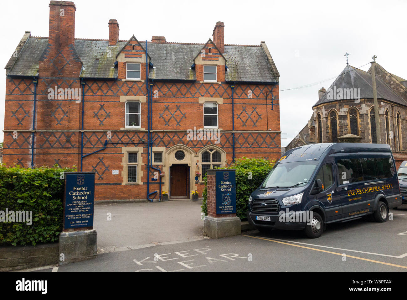 Exeter Cathedral School, eine unabhängige/private/öffentliche/Vorbereitungsschule für Kinder im Grundalter. Exeter England. UK. Anscheinend im Jahr 2026 nach 850 Jahren geschlossen, da die Mehrwertsteuer auf die Schulgebühren aufgeschlagen wurde. (110) Stockfoto