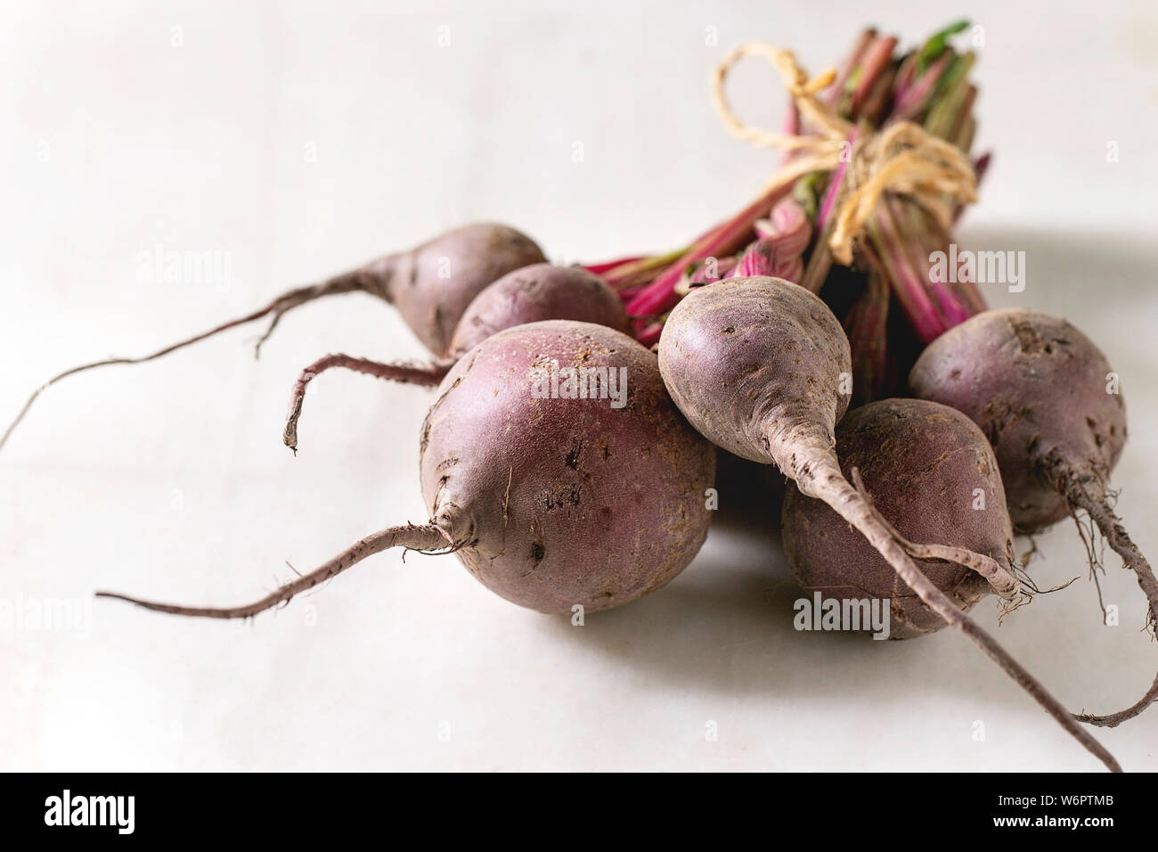 Bündel von jungen organischen Garten rote Beete in weißem Marmor Hintergrund. Stockfoto