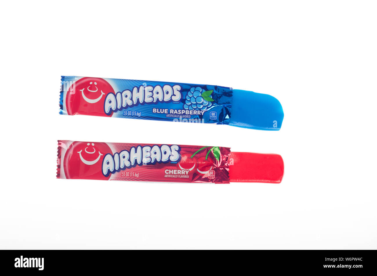 Airheads eröffnet Blaue Himbeere und Kirsche aromatisiert taffy wie Süßigkeiten von Perfetti Van Melle. Stockfoto