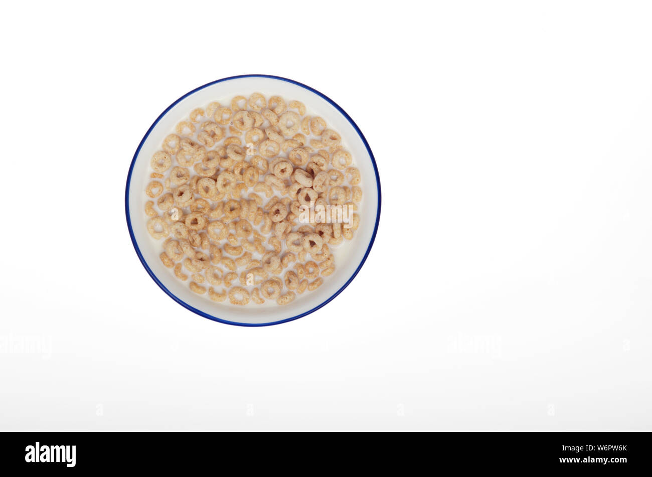 General Mills Cheerios Cerealien Milchglas in der Schüssel mit Milch Stockfoto