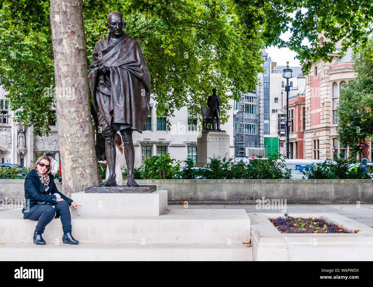 LONDON - 31. JULI 2019: Statue von Mahatma Gandhi am Parliament Square in London, UK gelegen Stockfoto