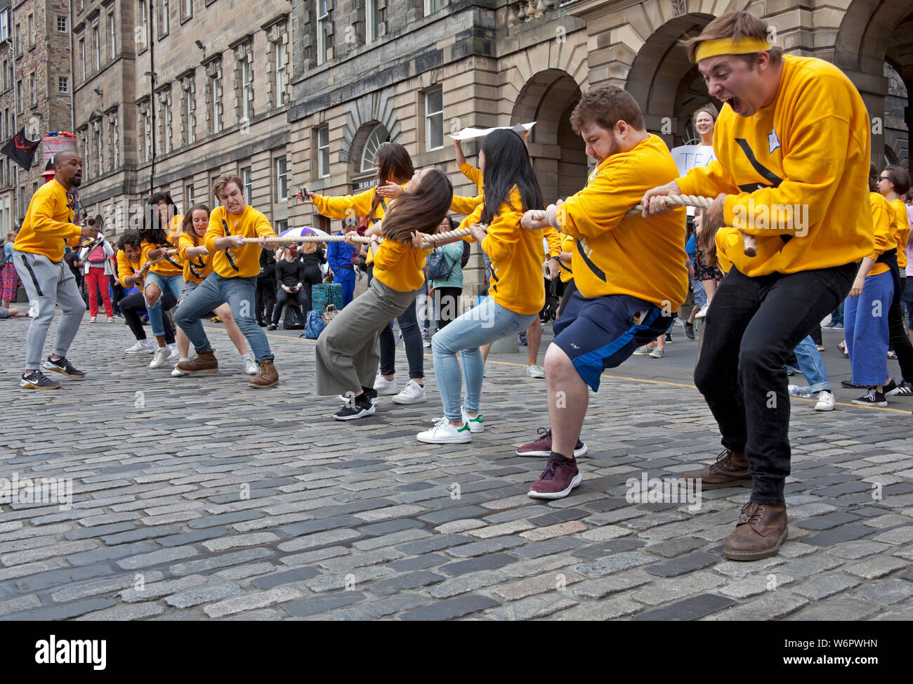 Royal Mile, Edinburgh, Schottland. 2. August 2019. Edinburgh Fringe Photocall, Etage 5 Theater Bühne ein sehr großes Spiel von Tauziehen zwischen den Göttern. Beobachten Sie die mächtigen Olympier kämpfen in den meisten kindlichen Art und Weise möglich. Wird das zu Ende des Krieges? Stockfoto