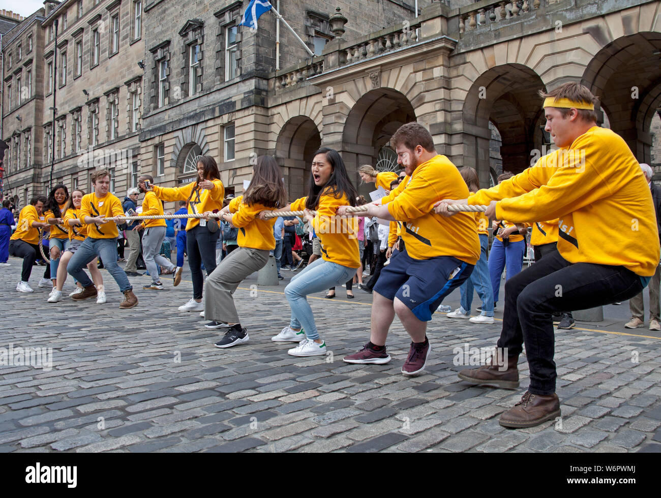 Royal Mile, Edinburgh, Schottland. 2. August 2019. Edinburgh Fringe Photocall, Etage 5 Theater Bühne ein sehr großes Spiel von Tauziehen zwischen den Göttern. Beobachten Sie die mächtigen Olympier kämpfen in den meisten kindlichen Art und Weise möglich. Wird das zu Ende des Krieges? Stockfoto