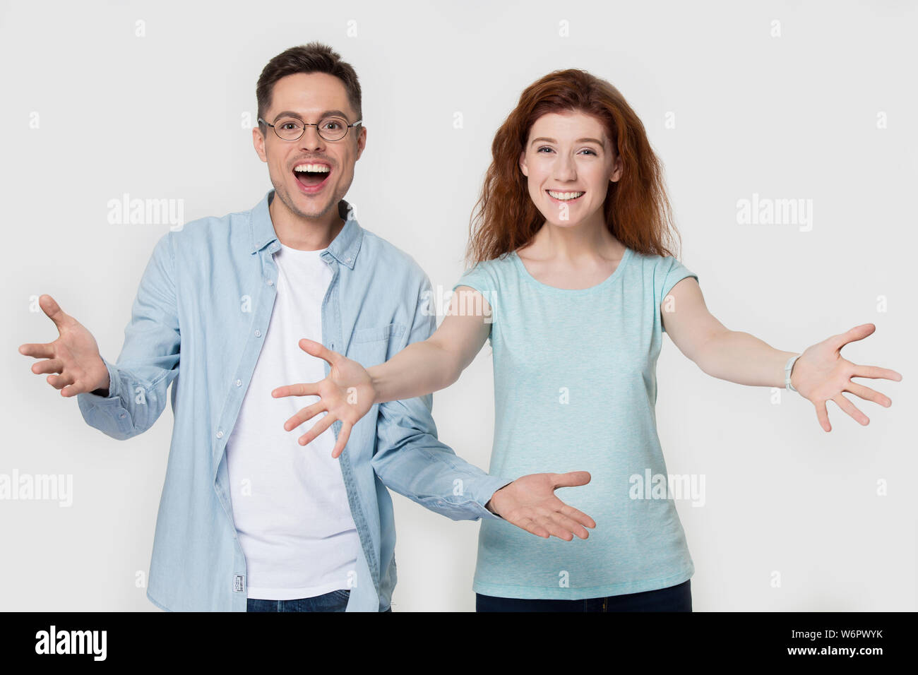 Paar an der Kamera Hände heben einladende Begrüßung Geste suchen begeistert Stockfoto