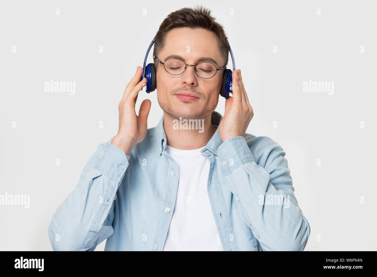 Porträt Porträt Mann Kopfhörer tragen geschlossener Augen Lieblingsmusik Stockfoto