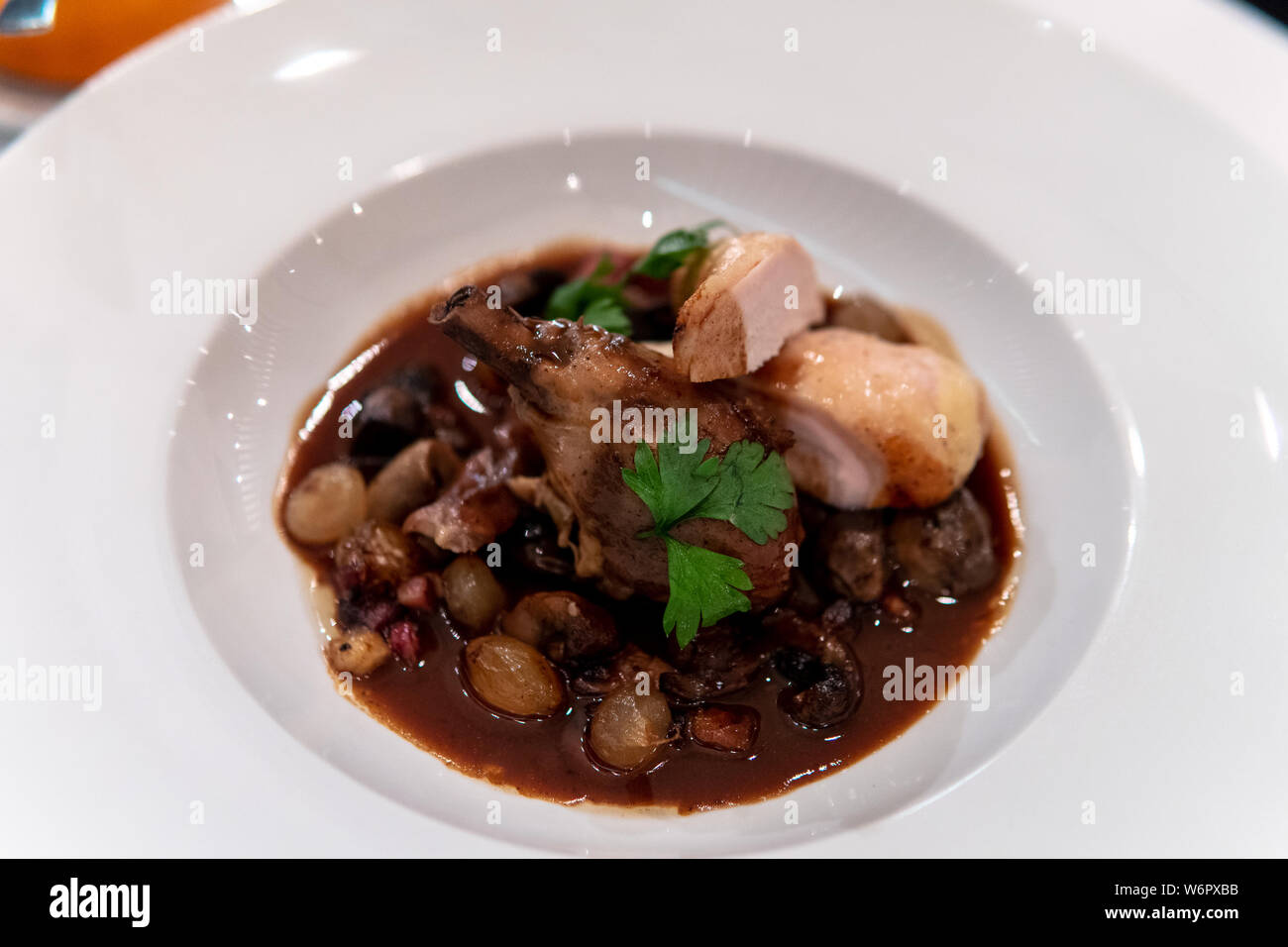 Huhn auf den Knochen Eintopf mit getrockneten Früchten und Braune Soße Stockfoto