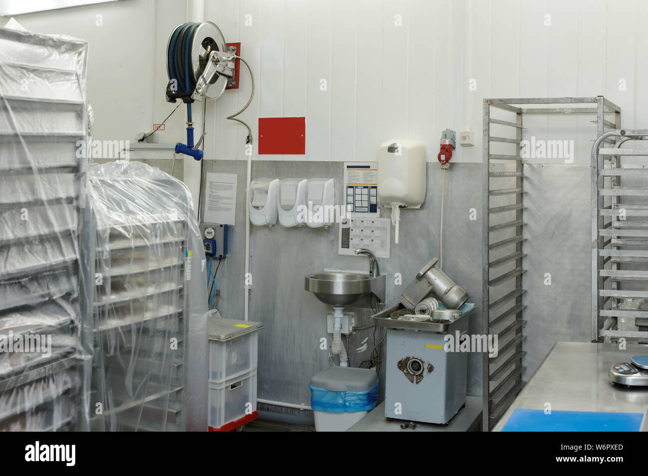 Food processing Anlagen Lagerraum mit Hordenwagen und Händewaschen Bereich Stockfoto