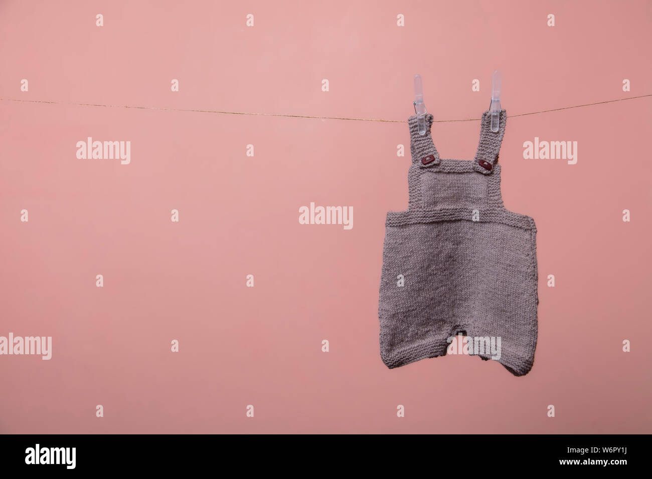 Handarbeit gestrickte Baby Kleidung hängend auf einer Linie Stockfoto
