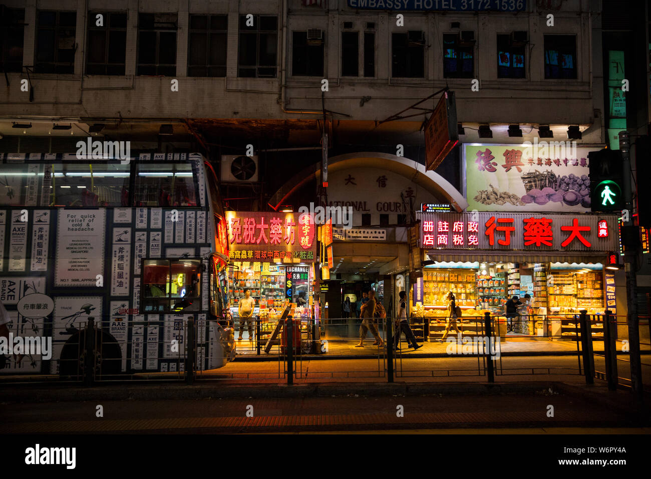 Bus auf einer Kowloon Straße bei Nacht. Hongkong Stockfoto