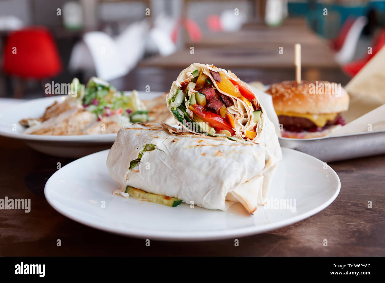 Fast food Restaurant Speisen, Fleisch und Gemüse auf Vorder Stockfoto