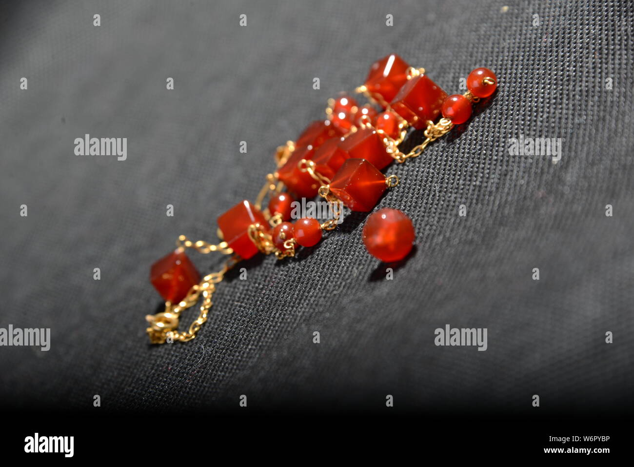 Rot Gold Schmuck auf der Box aus der Nähe sehr schön mit grauem Hintergrund glänzend Armband oder Halskette Ohrringe orange Crystal Stockfoto