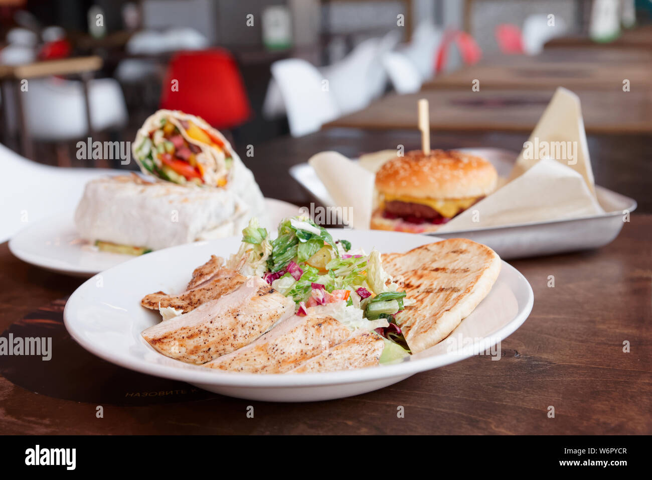 Fast food Restaurant speisen - gesunde Huhn sanad und nicht so gesund Burger und Fleisch roll Stockfoto