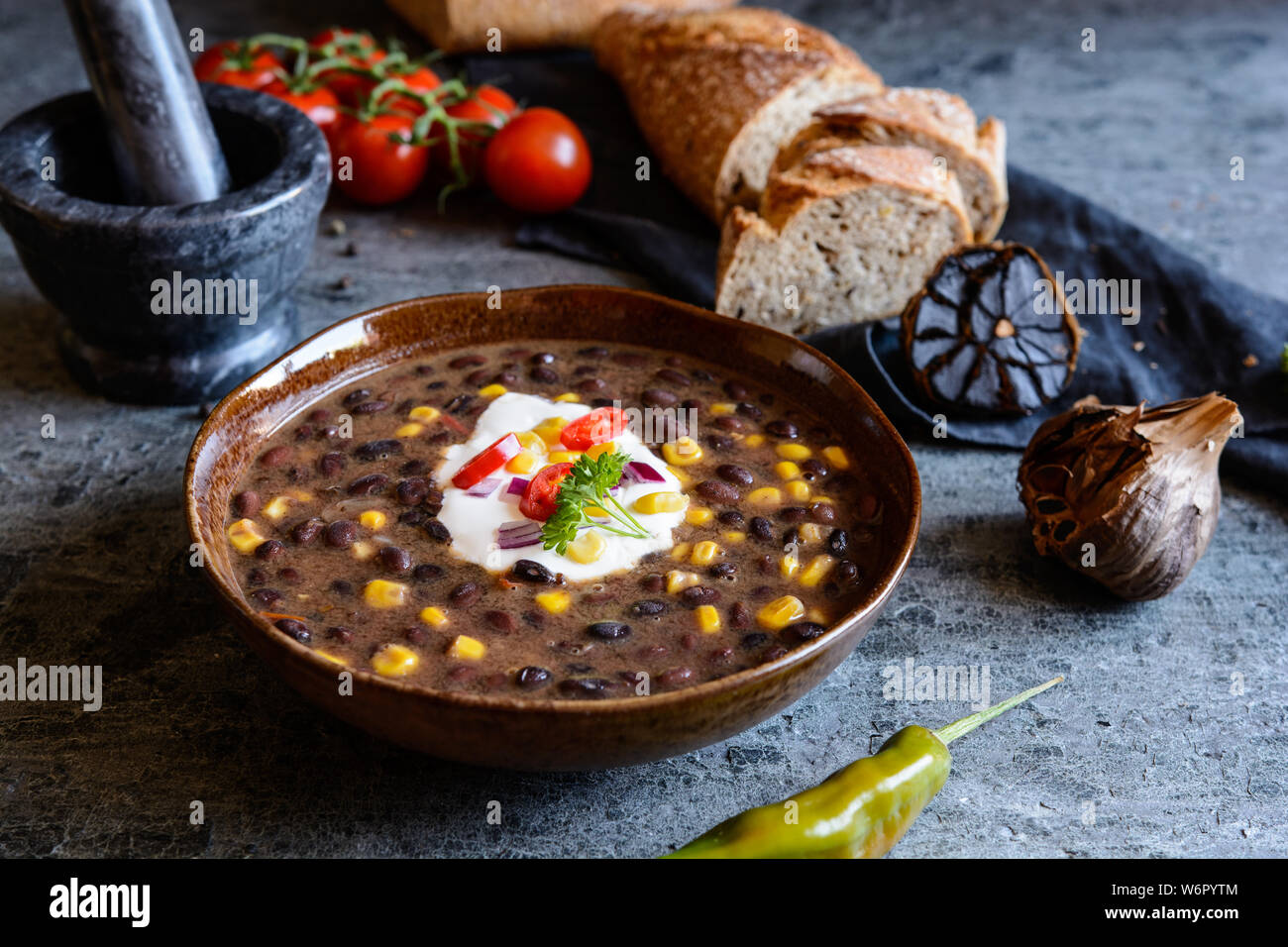 Vegetarische schwarze Bohnensuppe mit Mais, Tomaten, saure Sahne ...