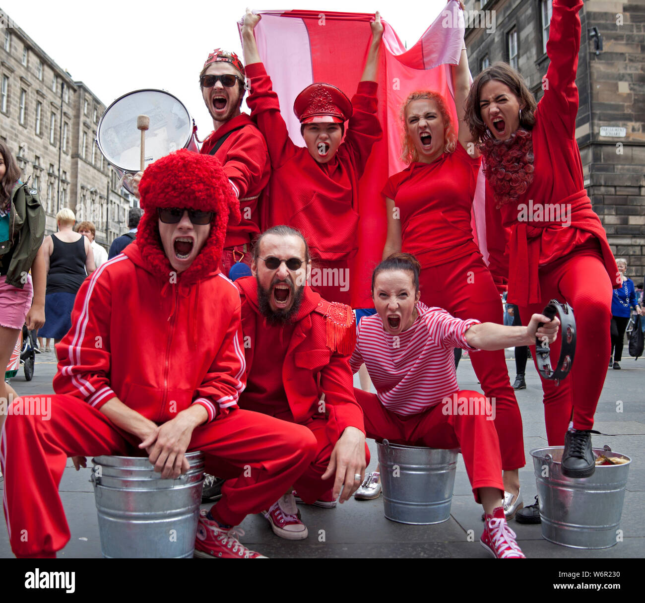 Royal Mile, Edinburgh, Schottland. 2. August 2019. Ersten Tag des Edinburgh Fringe Festival, verschiedene Theater Produktion wirkt erschien auf der High Street stufen ihre Shows in der Öffentlichkeit zu fördern, einschließlich der König UBU, nachdem Alfred Jarry, von der Firma angepasst. C Süd Veranstaltungsort 58. 1. bis 10. August. Stockfoto